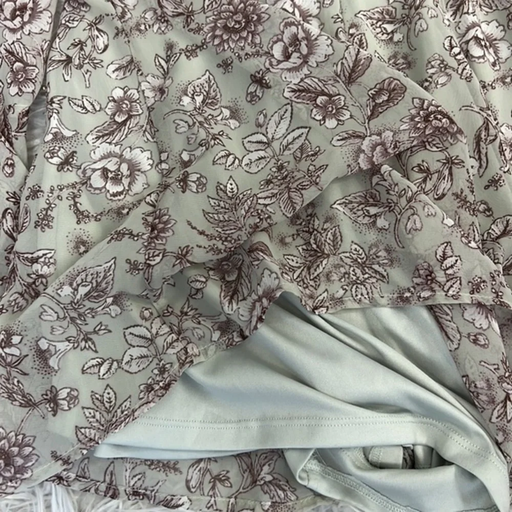 LUSH FLORAL‎ ROMPER - Picture 6 of 7